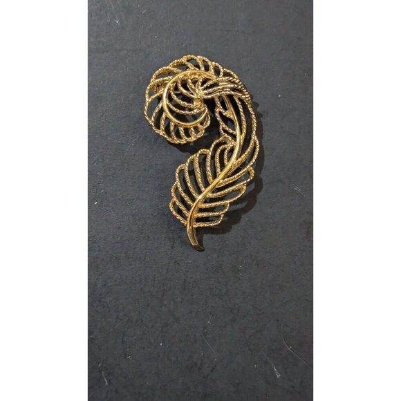Vintage  Gerrys Ornate Gold Feather Brooch Pin - 3 Inches - Costume Jewelry - Picture 4 of 7